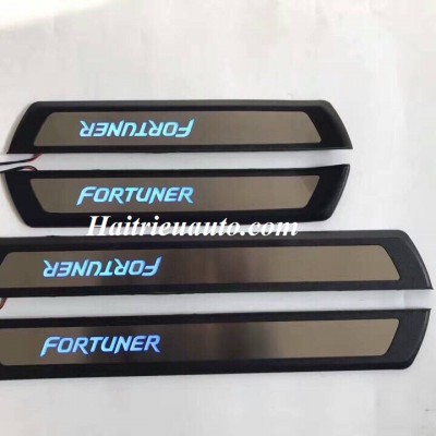 Nẹp bước chân có đèn phần sơn Fortuner 2017