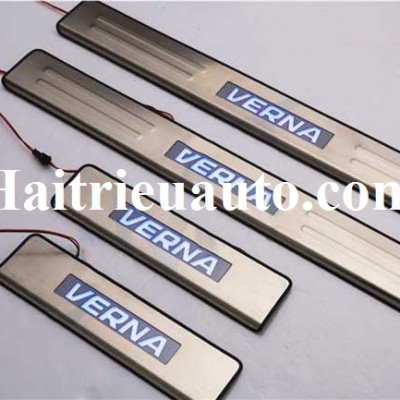 nẹp bước chân có đèn cho Hyundai Verna