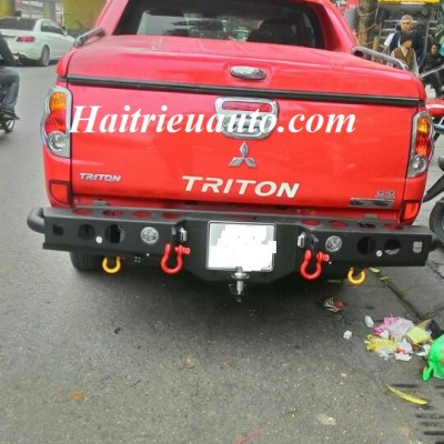 Ốp cản sau xe Triton