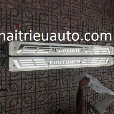 nẹp chống trầy bể bước ngoài cho xe fortuner 