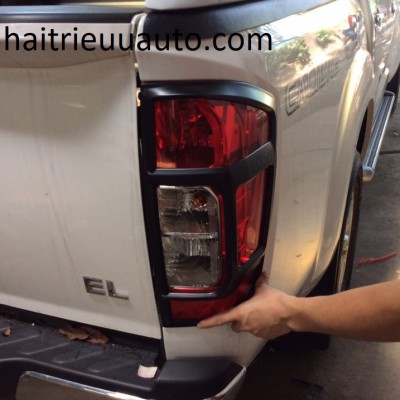 viền đèn sau cho xe HILUX
