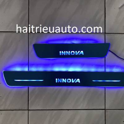 nẹp bước ch&acirc;n đ&egrave;n led cho xe innova