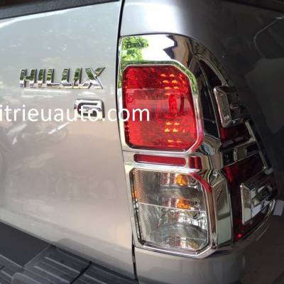 viền đ&egrave;n sau xe toyota HILUX 2018