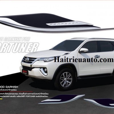 Ốp trang tr&iacute; b&ecirc;n h&ocirc;ng nắp ca p&ocirc; Fortuner 2017 h&agrave;ng th&aacute;i 