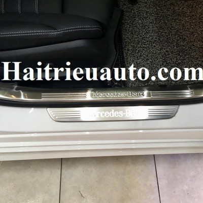 Nẹp bước ch&acirc;n trong Mercedes C300
