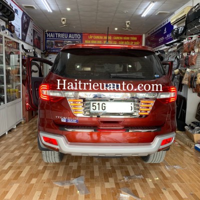 Ốp biển số c&oacute; đ&egrave;n xe Ford Everest