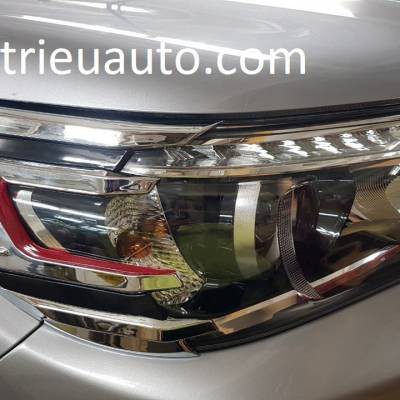 viền đ&egrave;n trước xe Revo 2018