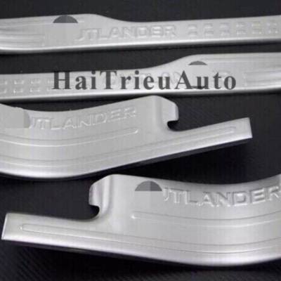 Ốp bậc trong xe outlander