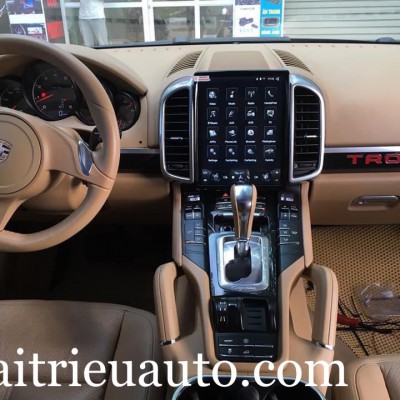 M&agrave;n h&igrave;nh tesla theo xe Porsche Cayenne