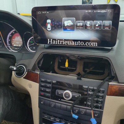 M&agrave;n h&igrave;nh android theo xe Mercedes E350