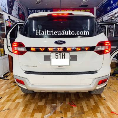Tay mở cốp c&oacute; đ&egrave;n cho xe Ford Everest