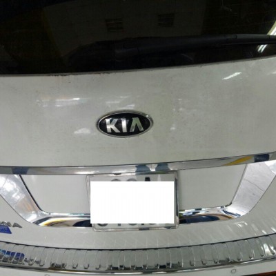 Trang tr&iacute; khung biển số Kia Sedona