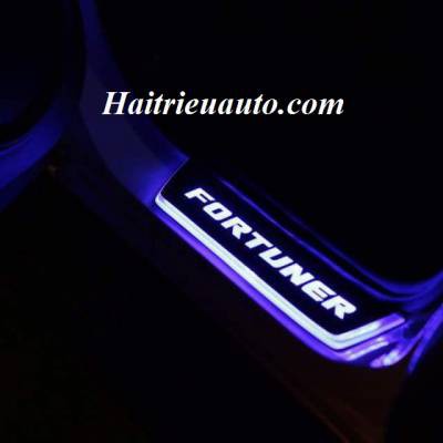 Nẹp bước chân có đèn Fortuner 2017