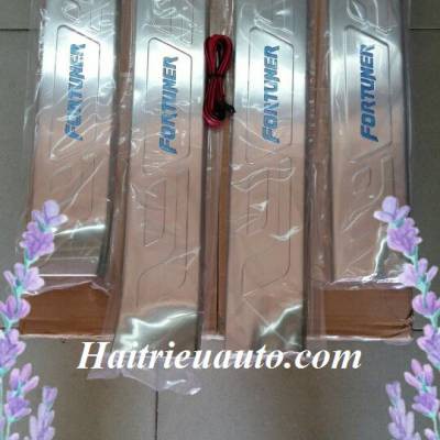 Nẹp bước ch&acirc;n trong c&oacute; đ&egrave;n Fortuner 2017