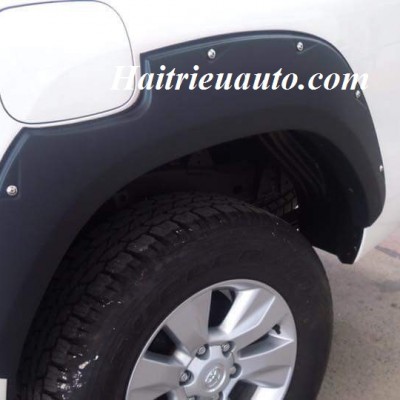 Ốp cua lốp đen cho Toyota Hilux 2017