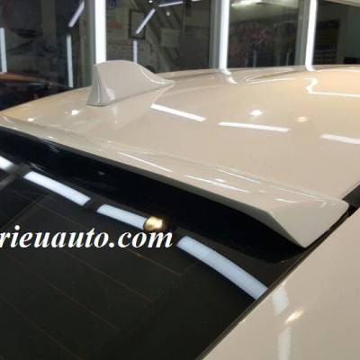 Đuôi cá trên nóc kính hậu Vios