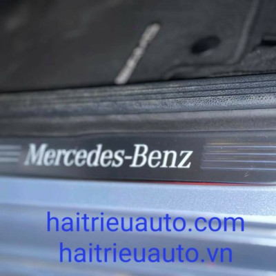 nẹp bước ch&acirc;n c&oacute; đ&egrave;n cho xe mercedes GLC