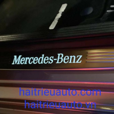 nẹp bước ch&acirc;n c&oacute; đ&egrave;n cho xe mercedes C