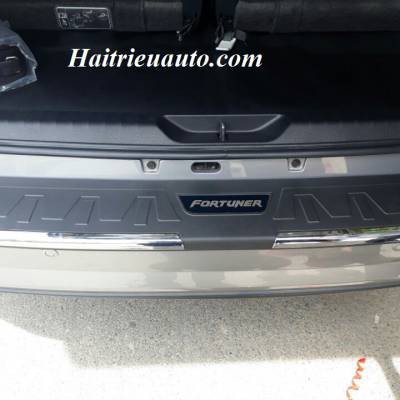 Chống trầy cốp Fortuner
