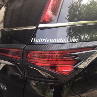 Viền đ&egrave;n hậu cacbon Fortuner 2017