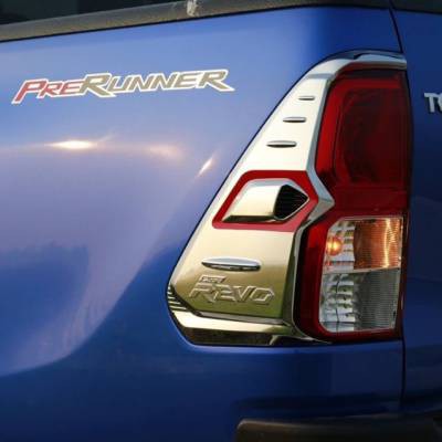 Viền đ&egrave;n sau Hilux