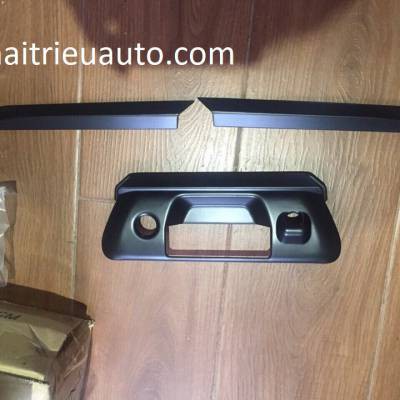 tay mở cốp cho xe navara 