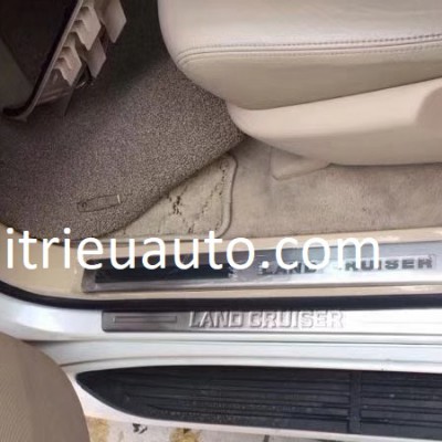 Nẹp bước ch&acirc;n c&oacute; đ&egrave;n cho xe Toyota Land Cruiser