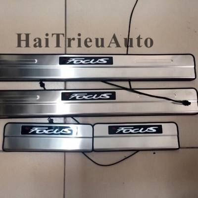 Nẹp bước chân có đèn chi xe focus