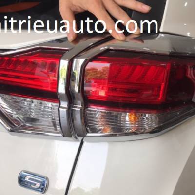 viền đ&egrave;n sau xe toyota Rush
