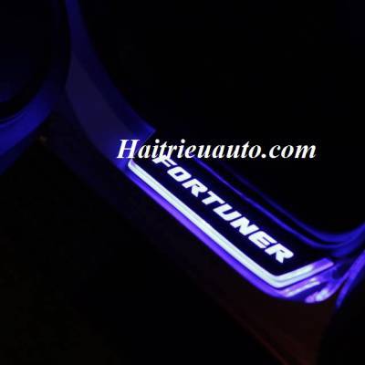 Nẹp bước ch&acirc;n c&oacute; đ&egrave;n Fortuner 2017