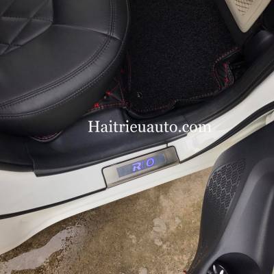 nẹp bước ch&acirc;n c&oacute; đ&egrave;n cho xe rio