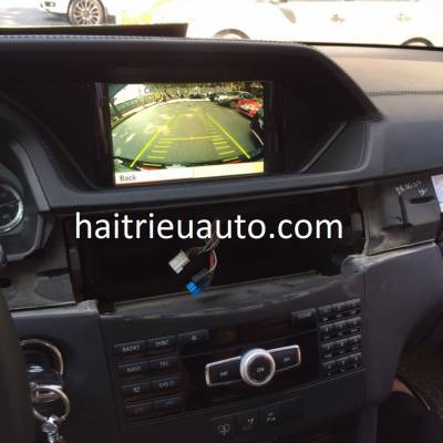 Lắp camera lùi cho xe Mercedes E250 2013