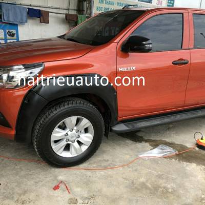 ốp v&egrave; cho xe HILUX 2018