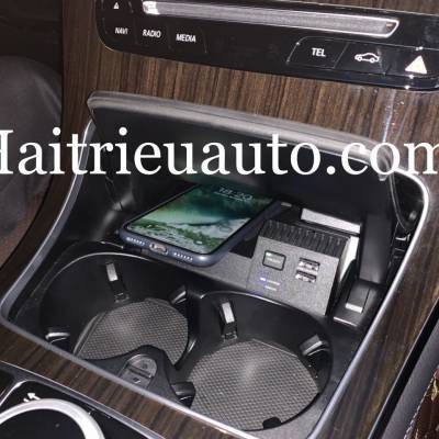 Sạc điện thoại kh&ocirc;ng d&acirc;y theo xe Mercedes C