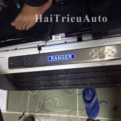 Nẹp bước chân co đèn led cho xe FORD RANGER