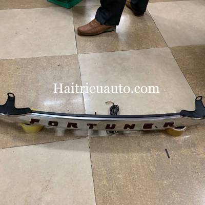 đ&egrave;n led tay mở cốp xe fortuner 