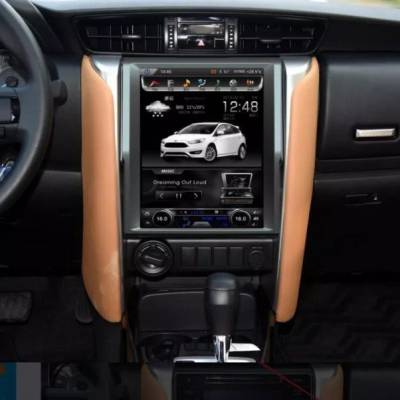 màn hình tesla theo xe fortuner 2018