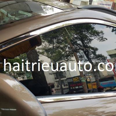 Viền cong k&iacute;nh theo xe Hyundai Kona