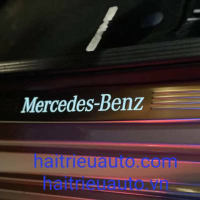 nẹp bước ch&acirc;n c&oacute; đ&egrave;n cho xe mercedes C
