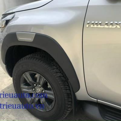 Ốp v&egrave; b&aacute;nh xe Toyota Hilux