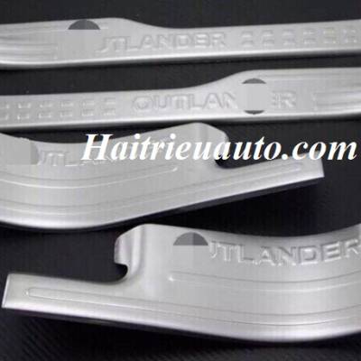 Nẹp bước chân trong Mitsubishi Outlander