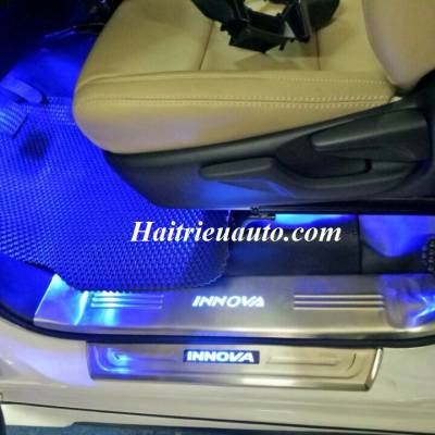 Nẹp bước ch&acirc;n c&oacute; đ&egrave;n Innova 2017