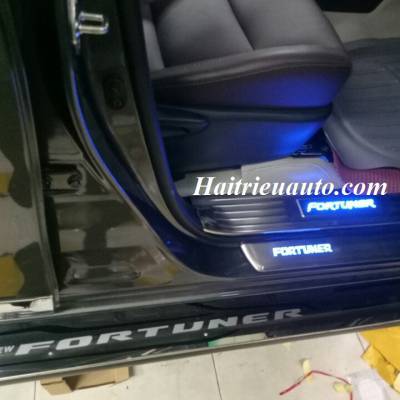 Nẹp bước chân có đèn Fortuner 2017 trong ngoài
