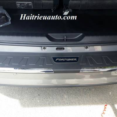 Chống trầy cốp Fortuner