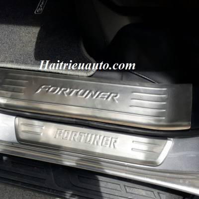 Nẹp bước ch&acirc;n trong ngo&agrave;i Fortuner