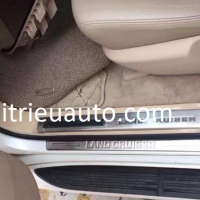 Nẹp bước ch&acirc;n c&oacute; đ&egrave;n cho xe Toyota Land Cruiser