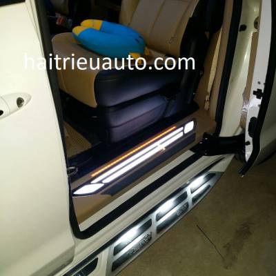 nẹp bước chân có đèn led cho xe Sedona